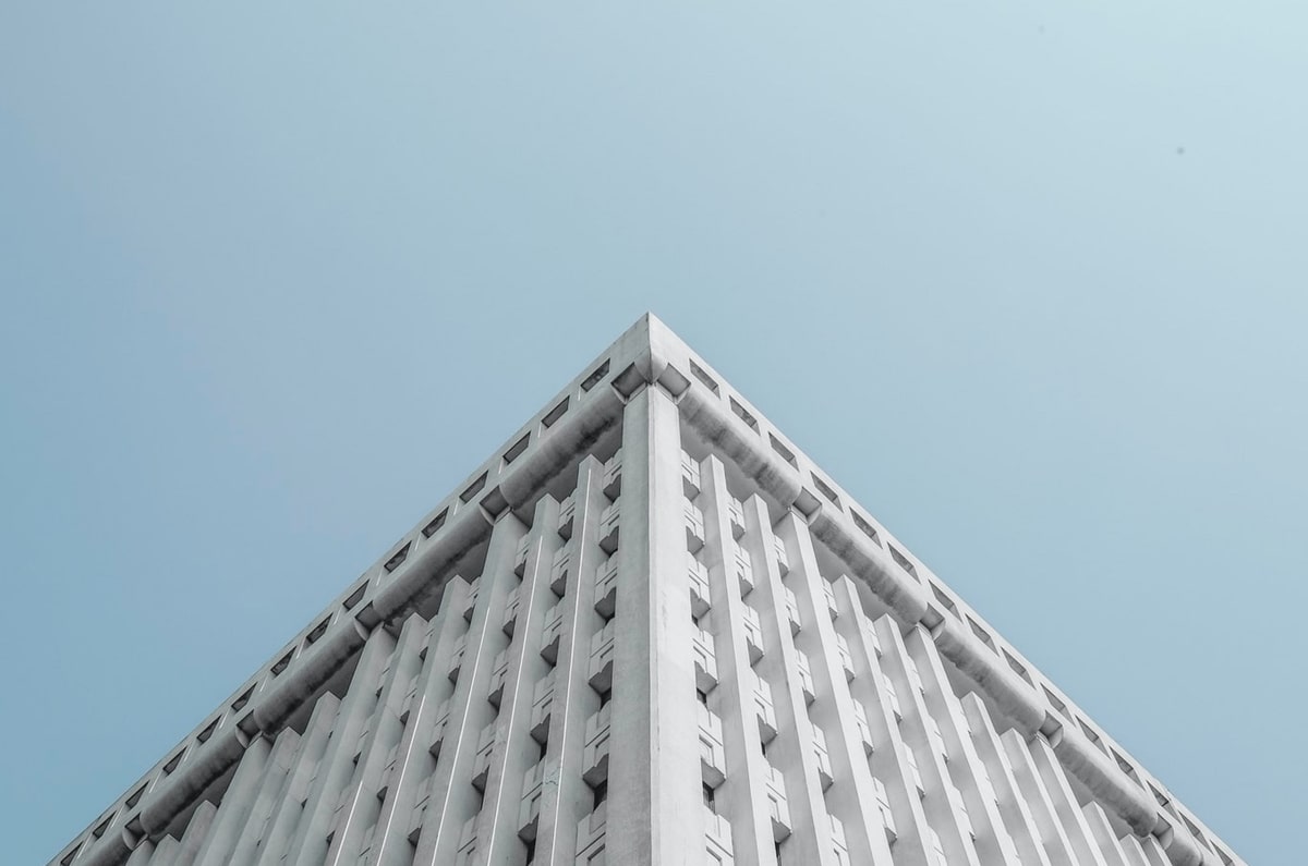 很沮丧！东契奇左腿筋不适回更衣室时 怒踢场边广告牌