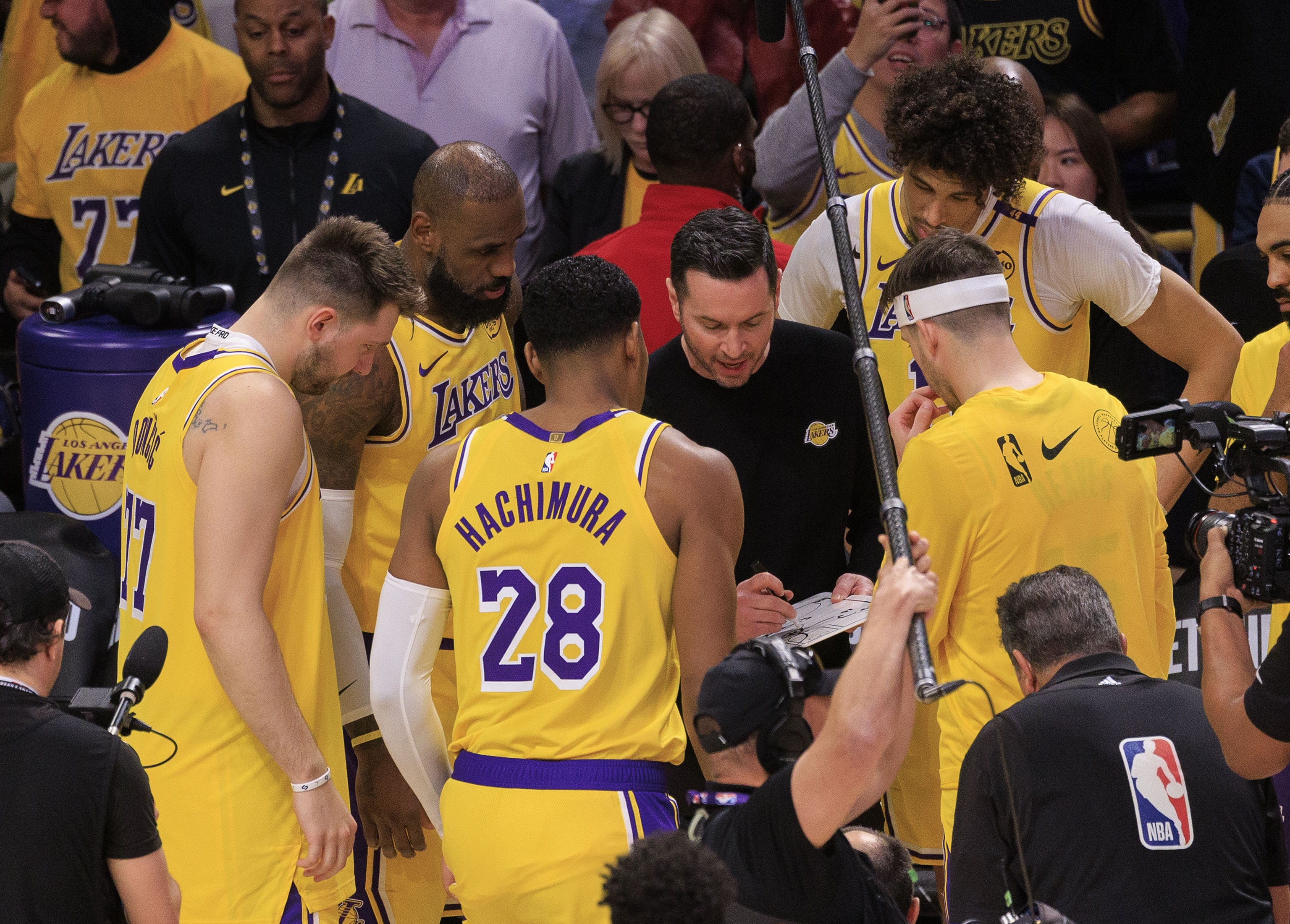 芒果体育平台-湖人本赛季限制对手命中率48.9%联盟第三差 队史近40年最烂！