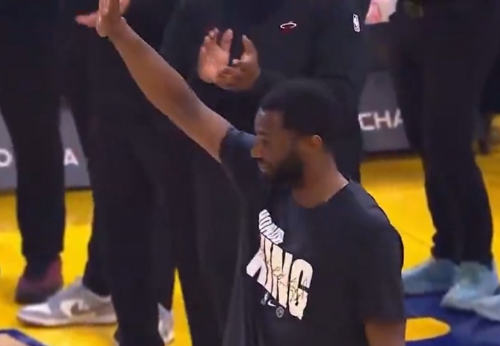 熊猫体育-勇士球迷起立鼓掌欢迎维金斯！鲍威尔打趣后者：别哭哈！